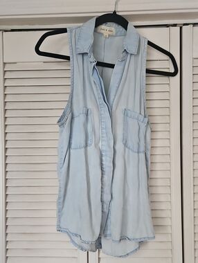 cloth & stone Light Blue Sleeveless Button-Front Chambray Shirt
